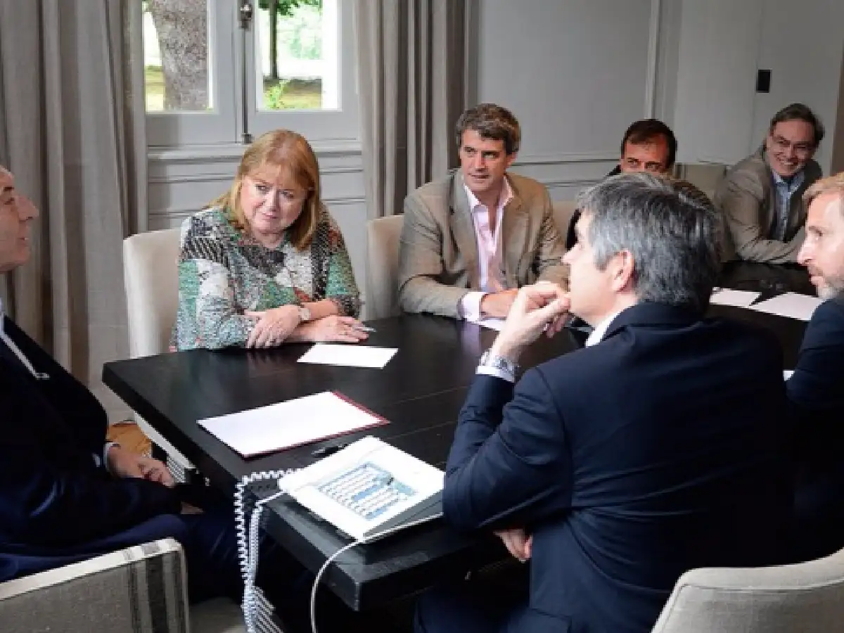 Por decreto, el Gobierno recorta cargos políticos en los ministerios 