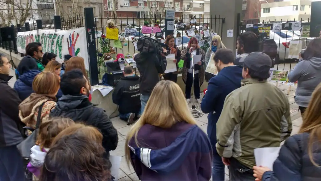 Caso Schwartz: padres de alumnos reclamaron en la puerta de Tribunales