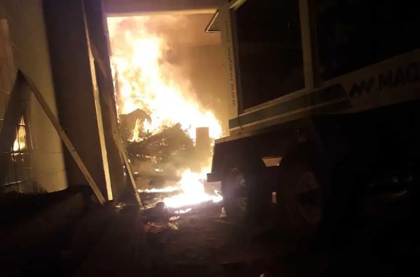El incendio de una fábrica abandonada generó tensión en el Puerto