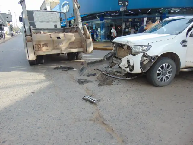 Accidente entre camión y camioneta en pleno centro de Venado