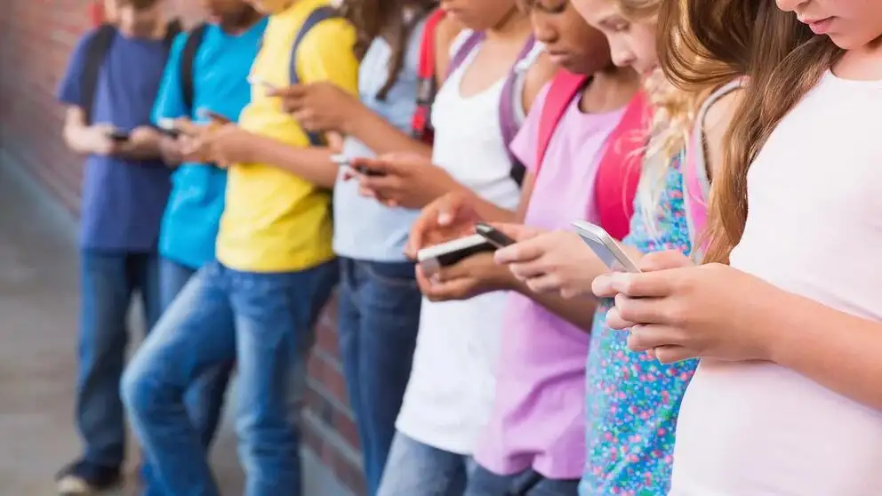 Las autoridades francesas están evaluando esta medida para mejorar las condiciones académicas de los jóvenes estudiantes.