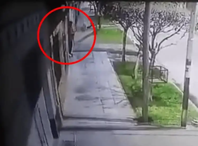 Dos motochorros pasaron por el frente de la vivienda y dispararon contra ella.