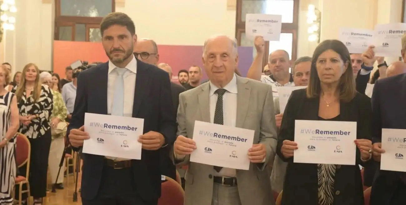 El gobernador encabezó el acto en el Salón Blanco junto a autoridades provinciales y representantes de la DAIA. Foto: Guillermo Di Salvatore