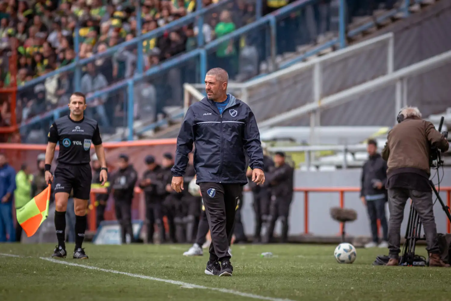Mauricio Giganti mirando el partido desde la línea (Foto: Florencia Arroyos - MarcaDeportiva)