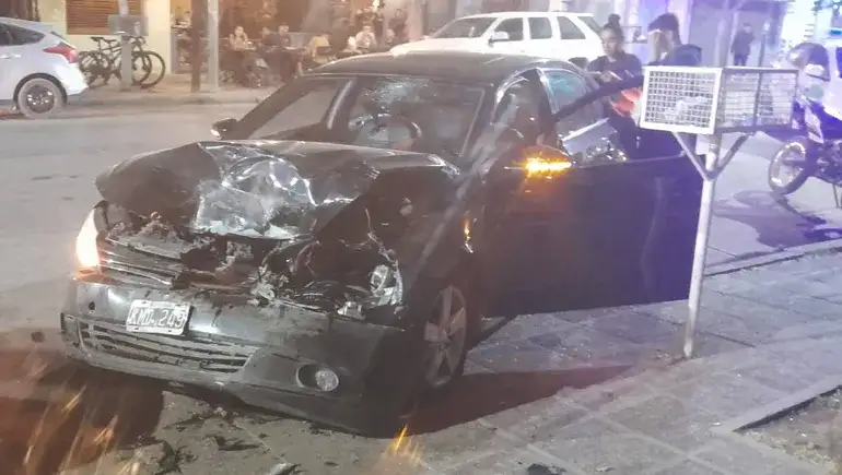 Los autos que corrían a alta velocidad por el centro eran un Volkswagen Vento y un Volkswagen Gol.