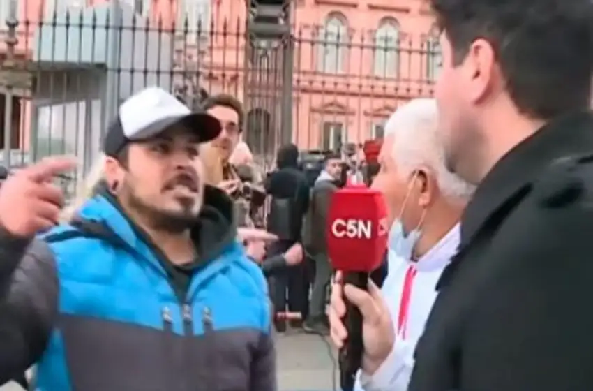 Libertarios agredieron a la prensa frente a Casa Rosada