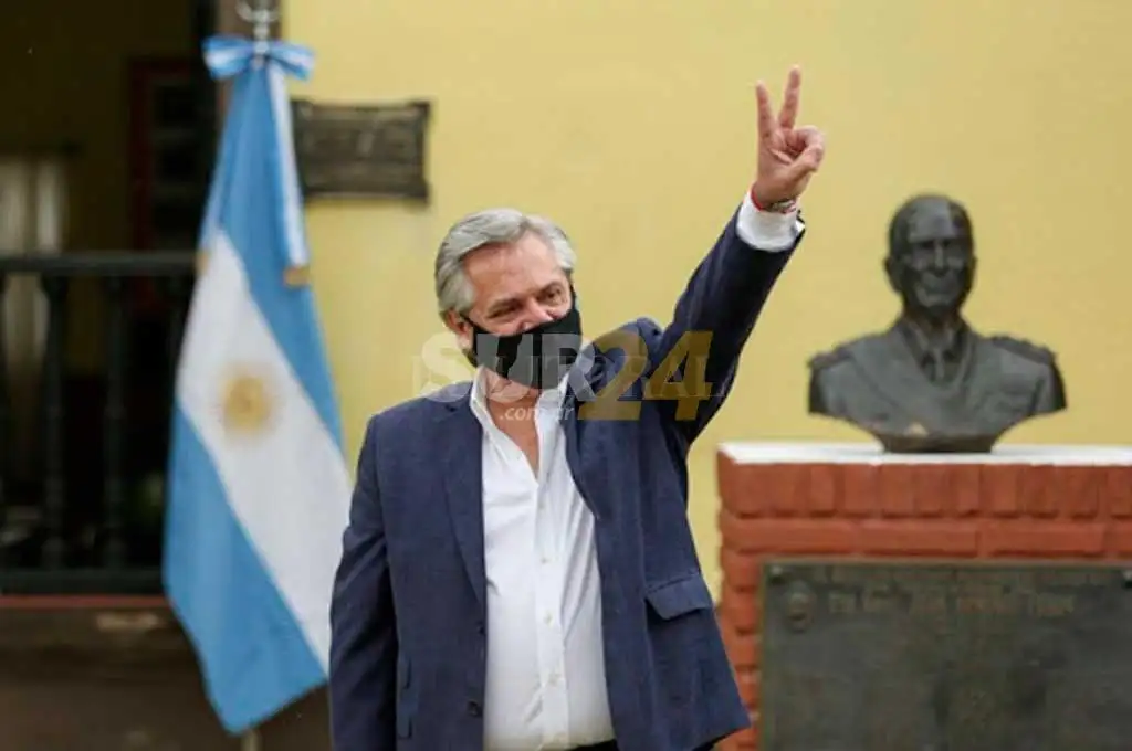 Fernández y la suspensión de clases: “Los chicos juegan entre sí cambiándose los barbijos”     