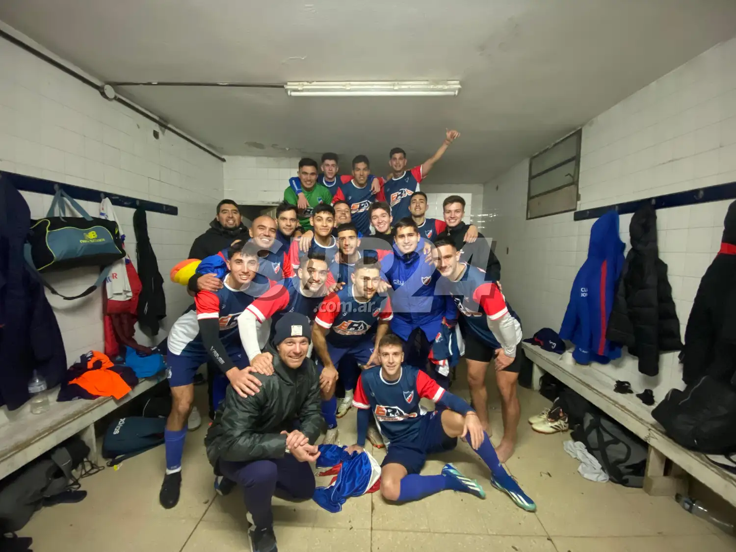 El Tricolor festejó goleando a domicilio a su clásico rival.