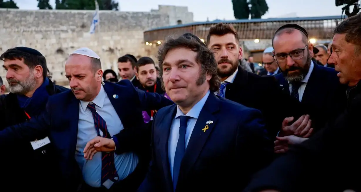 Desde Israel, Javier Milei tuiteó con dureza contra "la casta" tras enterarse de que la Ley Ómnibus volverá a ser tratada en comisión. Foto: Reuters / Ammar Awad