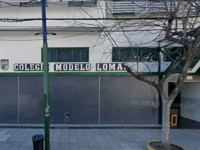 Fachada del Colegio Modelo Lomas, la institución educativa de Ituzaingó donde investigan a estudiantes por la creación y difusión de imágenes falsas de sus compañeras.