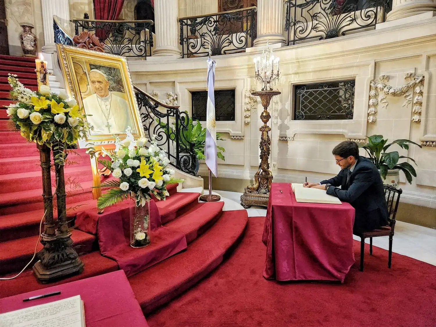 El gobernador Pullaro en la redacción del mensaje.