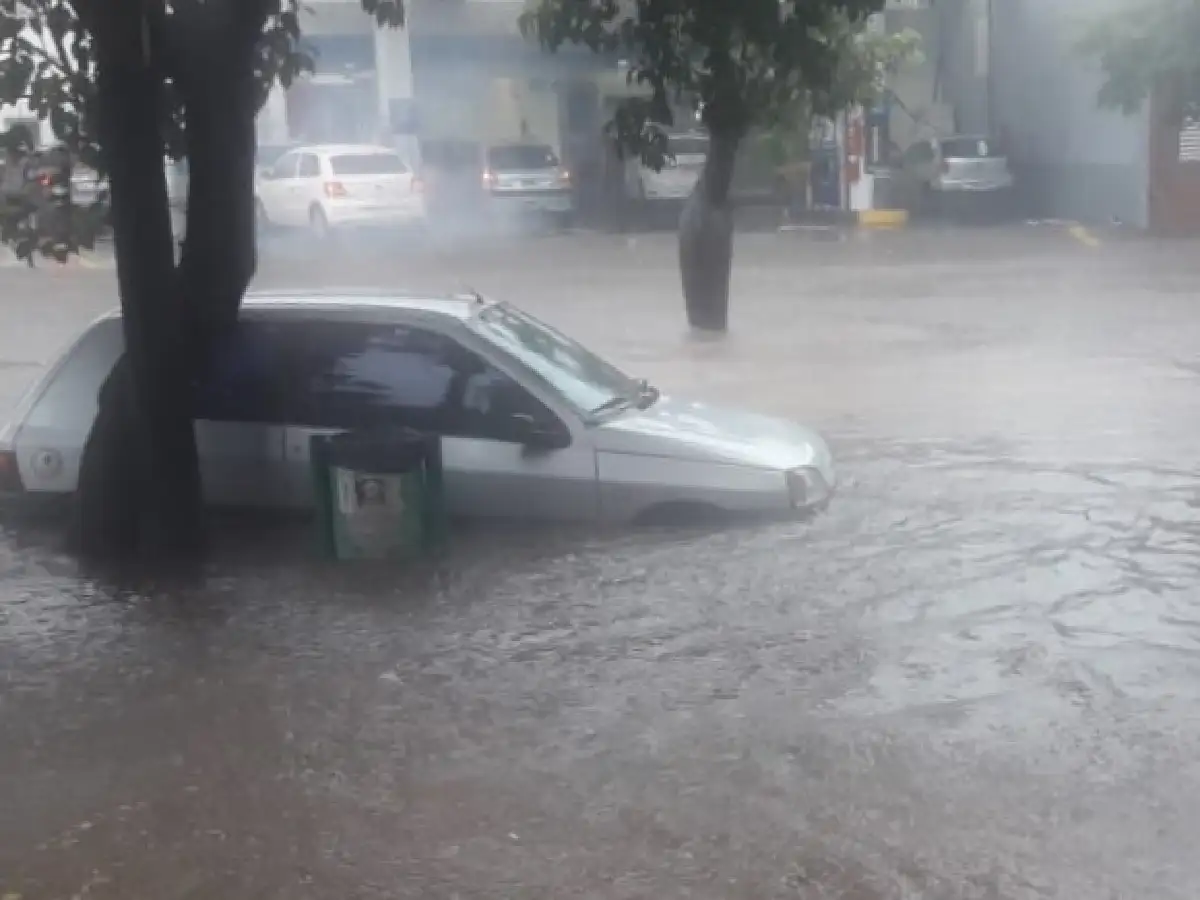 Un fuerte temporal postes caídos, autos arrastrados por el agua y calles anegadas en Córdoba