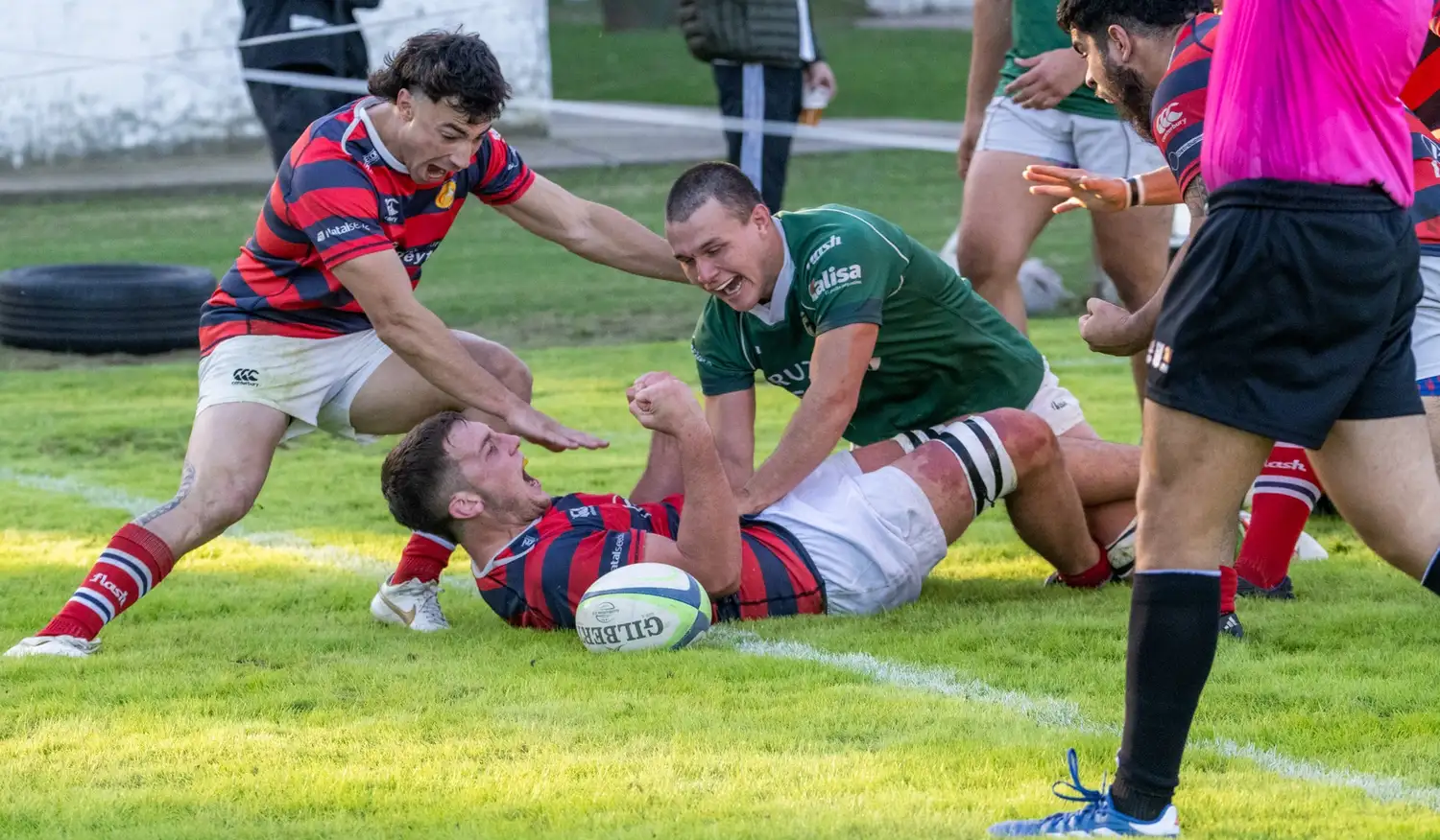 Momento en el que el capitán del equipo, Juan Balarini, festeja el último try de la gran victoria de Jockey. Foto: Javier Leali