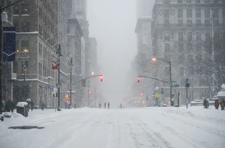 Fuertes vientos y una ola de nieve potencialmente mortal sigue azotando a Estados Unidos