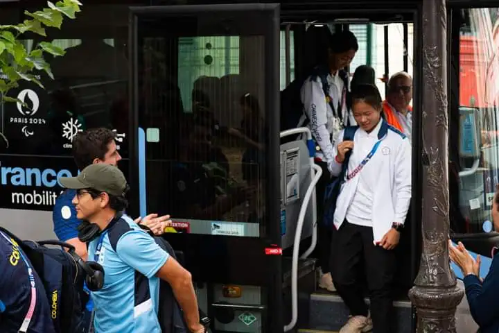 Jajarabilla bajando del micro en París 2024