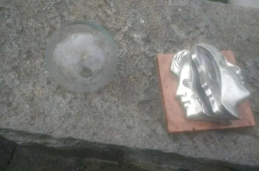 Aprehendieron a un joven por robar una escultura de Marta Minujín