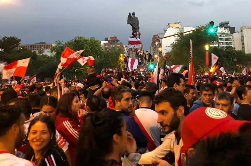 Miles de hinchas de River festejaron en el Monumento