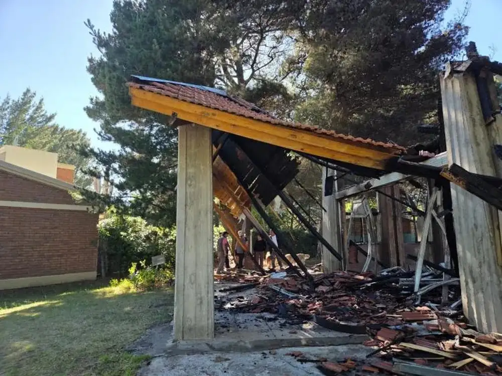 La capilla fue incendiada durante la noche de Halloween.