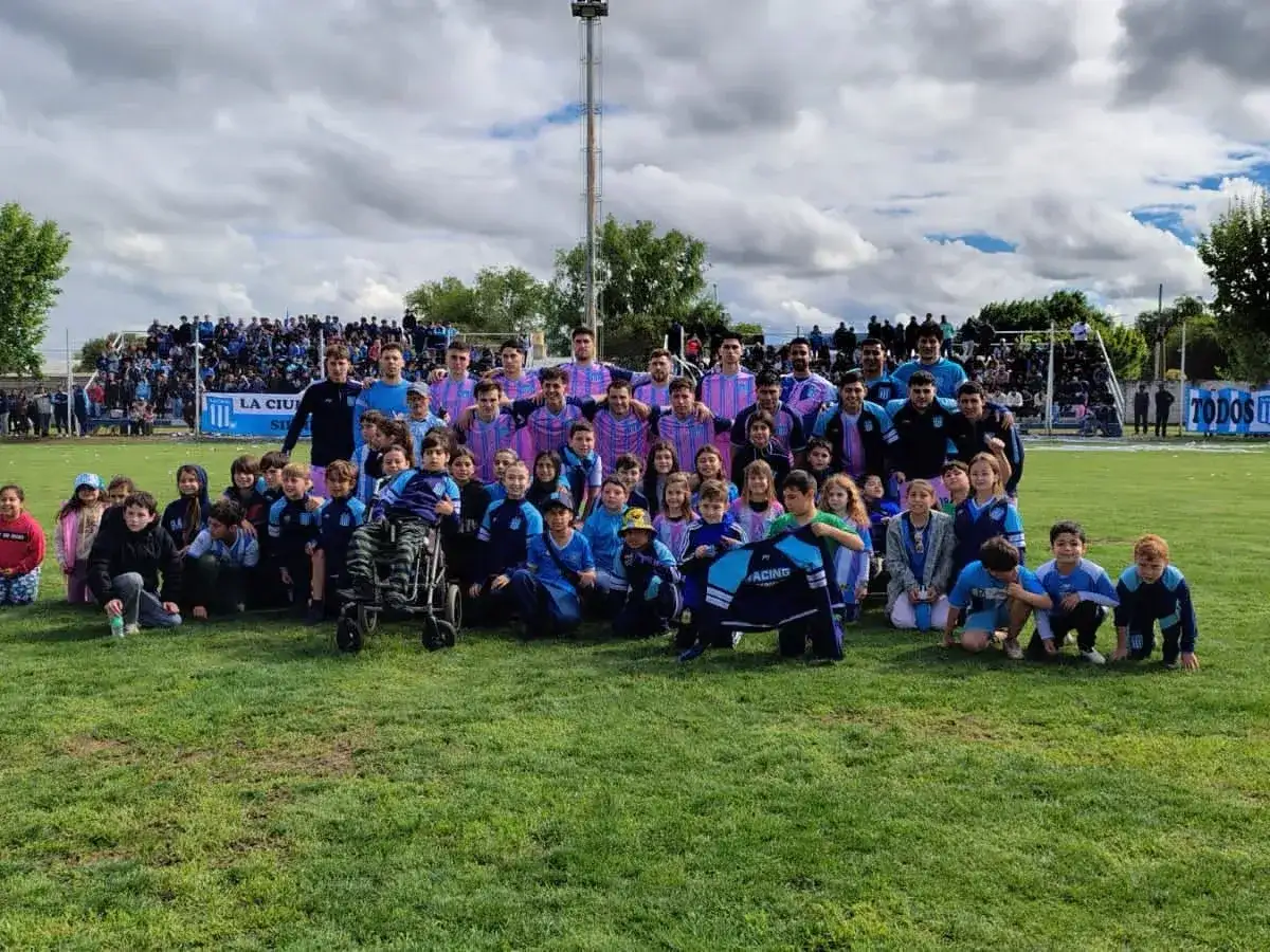Equipo de primera división de Racing Club de Teodelina, en el Estadio Juan Falcón en la previa del clásico frente a Teodelina por la fecha 28 de la Liga Venadense. / Foto: Prensa Racing Club.