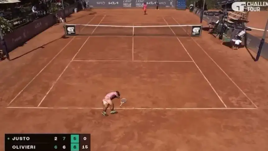 El momento en el que Justo se desploma en el suelo víctima de los inconvenientes físicos.