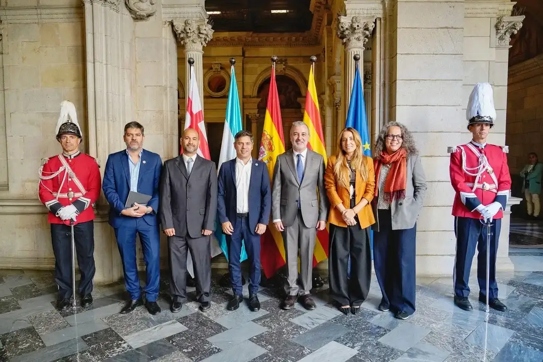 Axel Kicillof participa hoy en Barcelona de la Cumbre en Defensa de la Democracia.