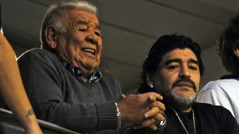 Diego Maradona llegó a la Argentina: “Les pido a todos los argentinos que recen por mi viejo”