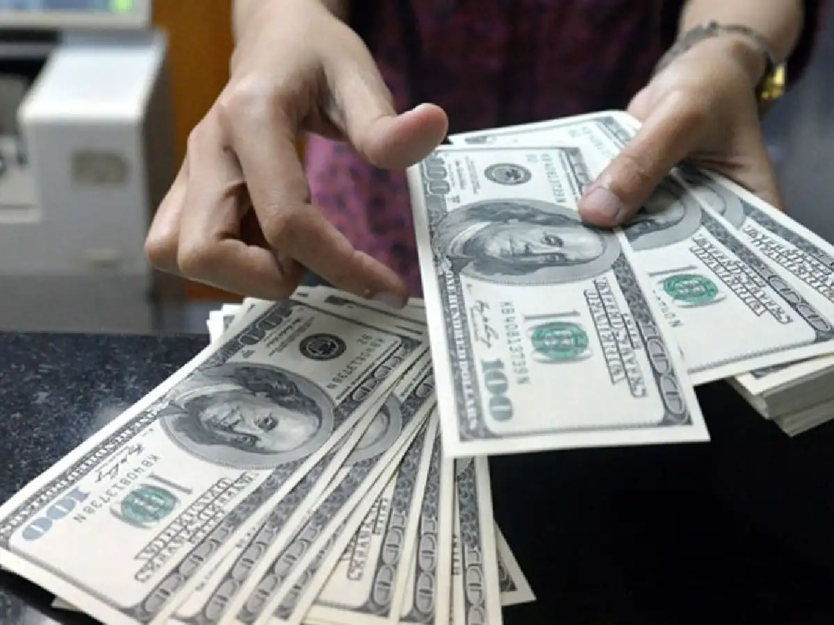 El dólar "blue" vuelve a subir y bate un nuevo récord: $345