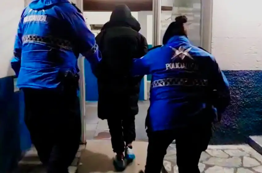 Le roban la mochila a un hombre: era una banda con dos menores que simulaban tener un arma