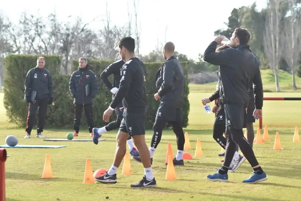 Colón se prepara para el duelo ante Argentinos por Copa Sudamericana