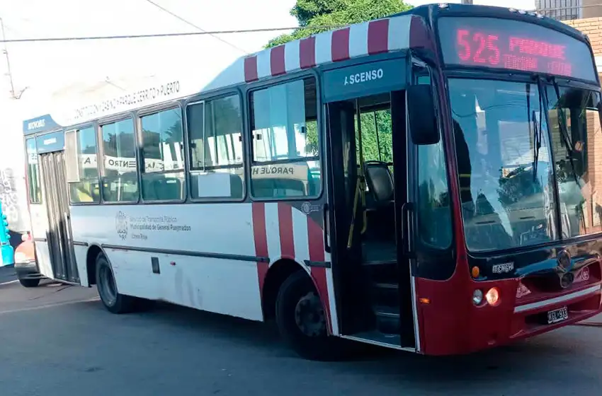 Un hombre fue atropellado por un colectivo y se encuentra grave