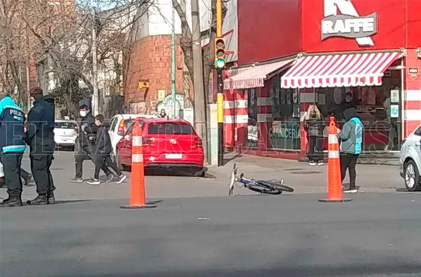 Una mujer fue embestida por un auto y terminó en una clínica