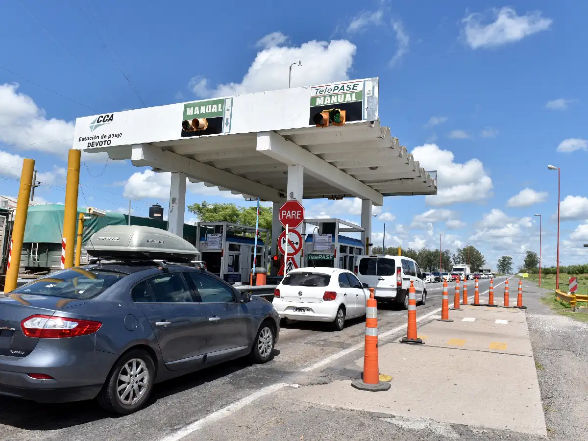 Por la crisis y el alza de nafta, pasan menos vehículos por el peaje