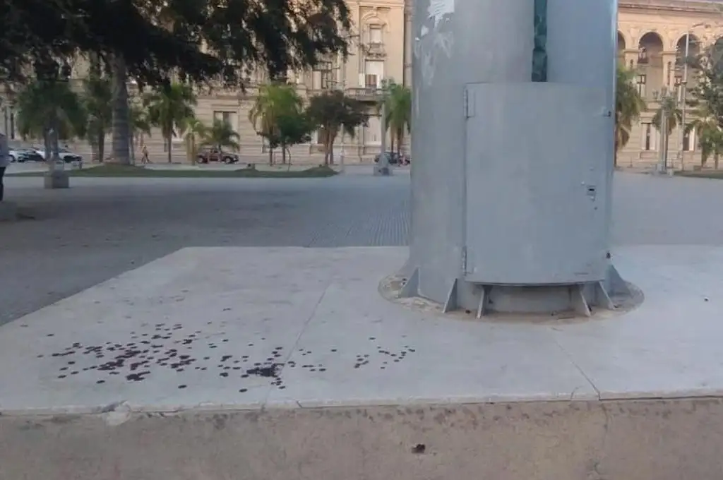 Santa Fe: un policía sufrió la amputación de dos dedos de la mano tras izar la bandera en Plaza de Mayo