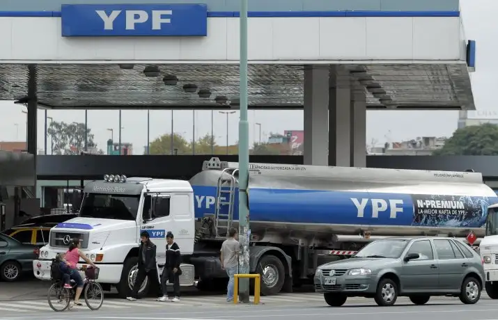 YPF aumentó un 2,5% las naftas y 1,75% el gasoil tras suba de impuesto