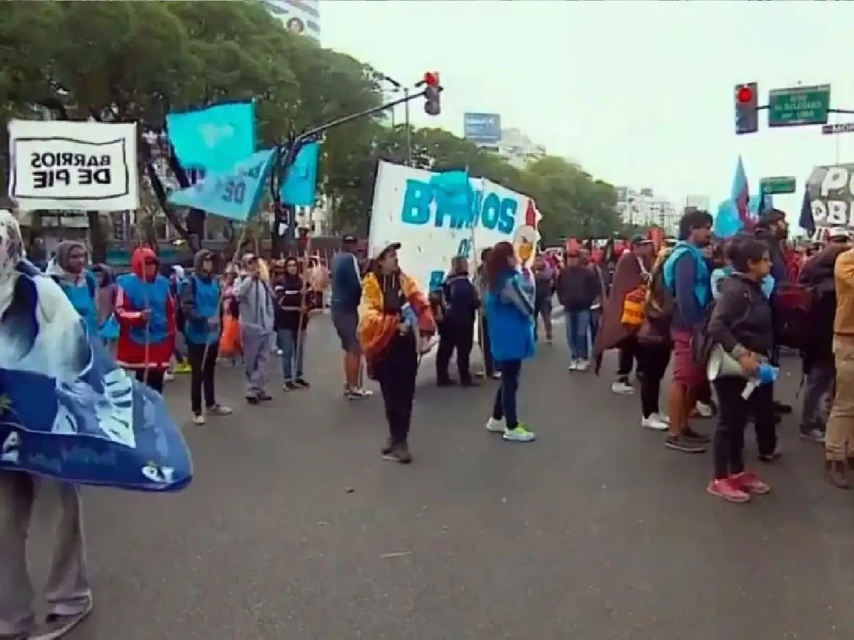 Organizaciones sociales vuelven a acampar en la 9 de Julio y hay ollas populares en todo el país