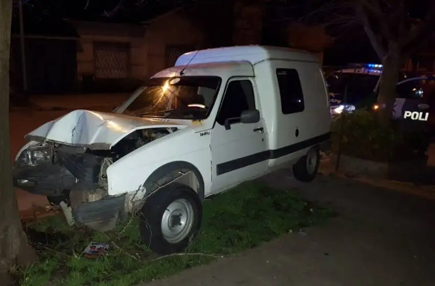Manejaba borracho, perdió el control y embistió un árbol de frente