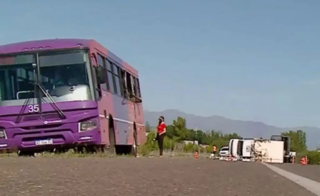 Un camión volcó tras chocar contra un colectivo en la Ruta 60
