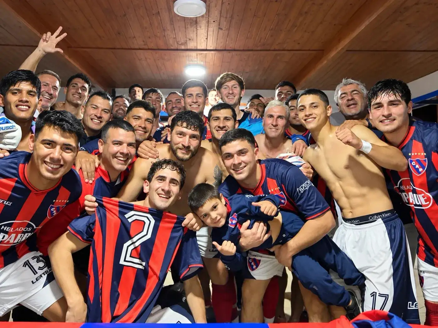 El festejo de Atlético Elortondo después de sumar tres puntos clave en la pelea por la permanencia.