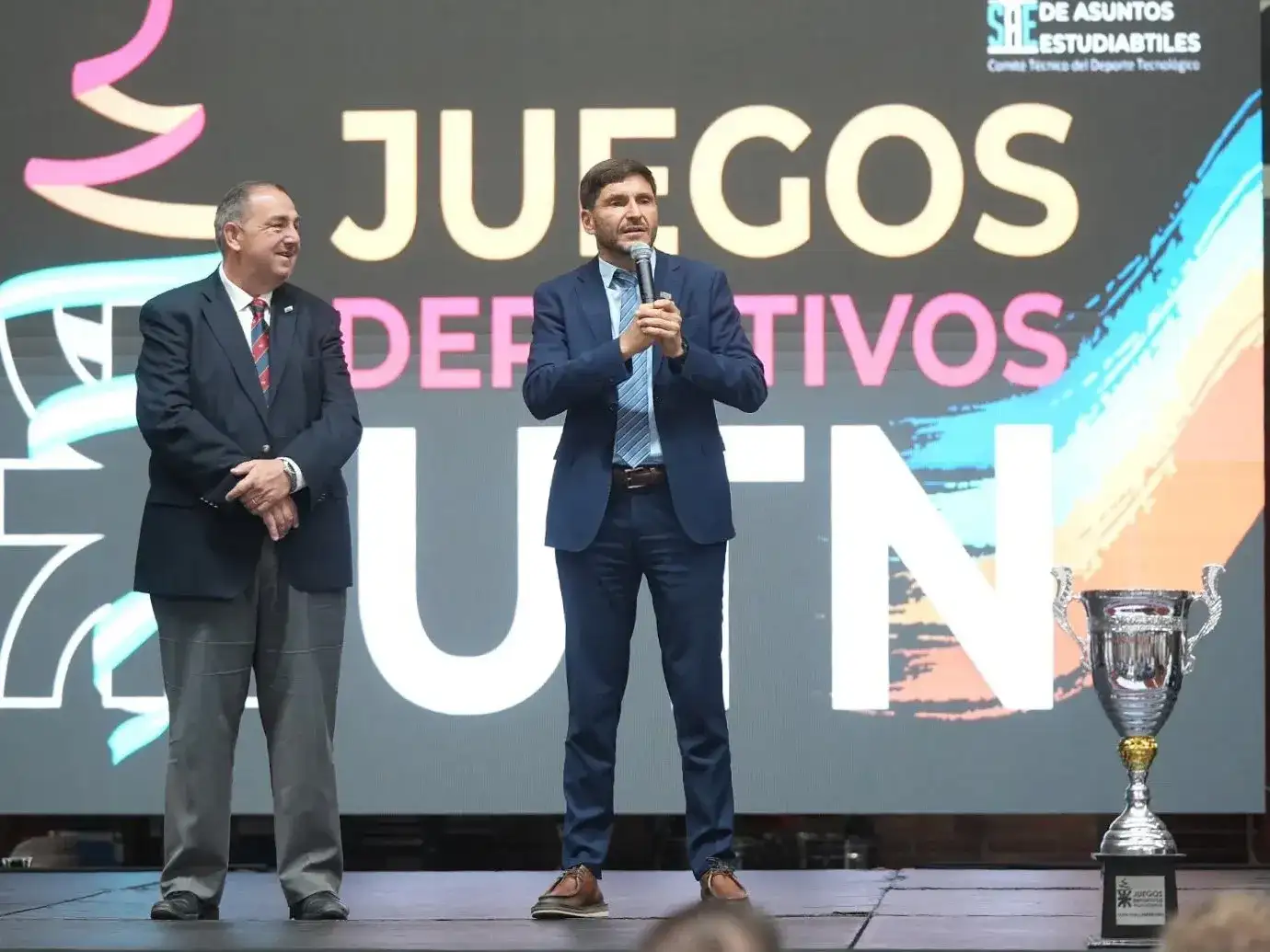 El gobernador Maximiliano Pullaro encabeza la inauguración de los Juegos Deportivos de la UTN en Santa Fe, reafirmando su compromiso con la educación pública. Foto: GSF