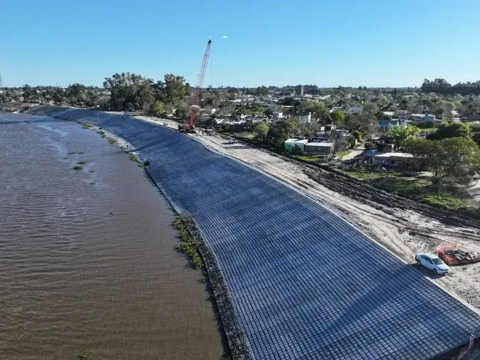 Santa Fe informó obras en 92 de las 100 localidades con mayor riesgo hídrico. La prevención ante El Niño incluye canales, monitoreo y equipamiento.