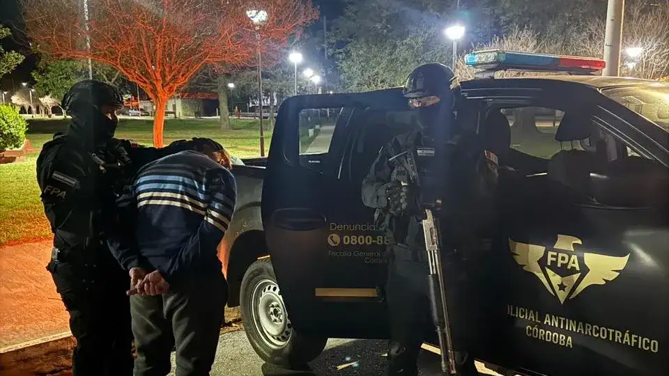 El hombre fue detenido frente a la plaza central de El Tío.