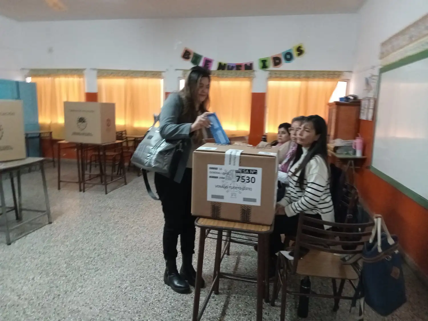 Ana Silvia Narvaiz emitiendo su voto. Foto: Sur24.
