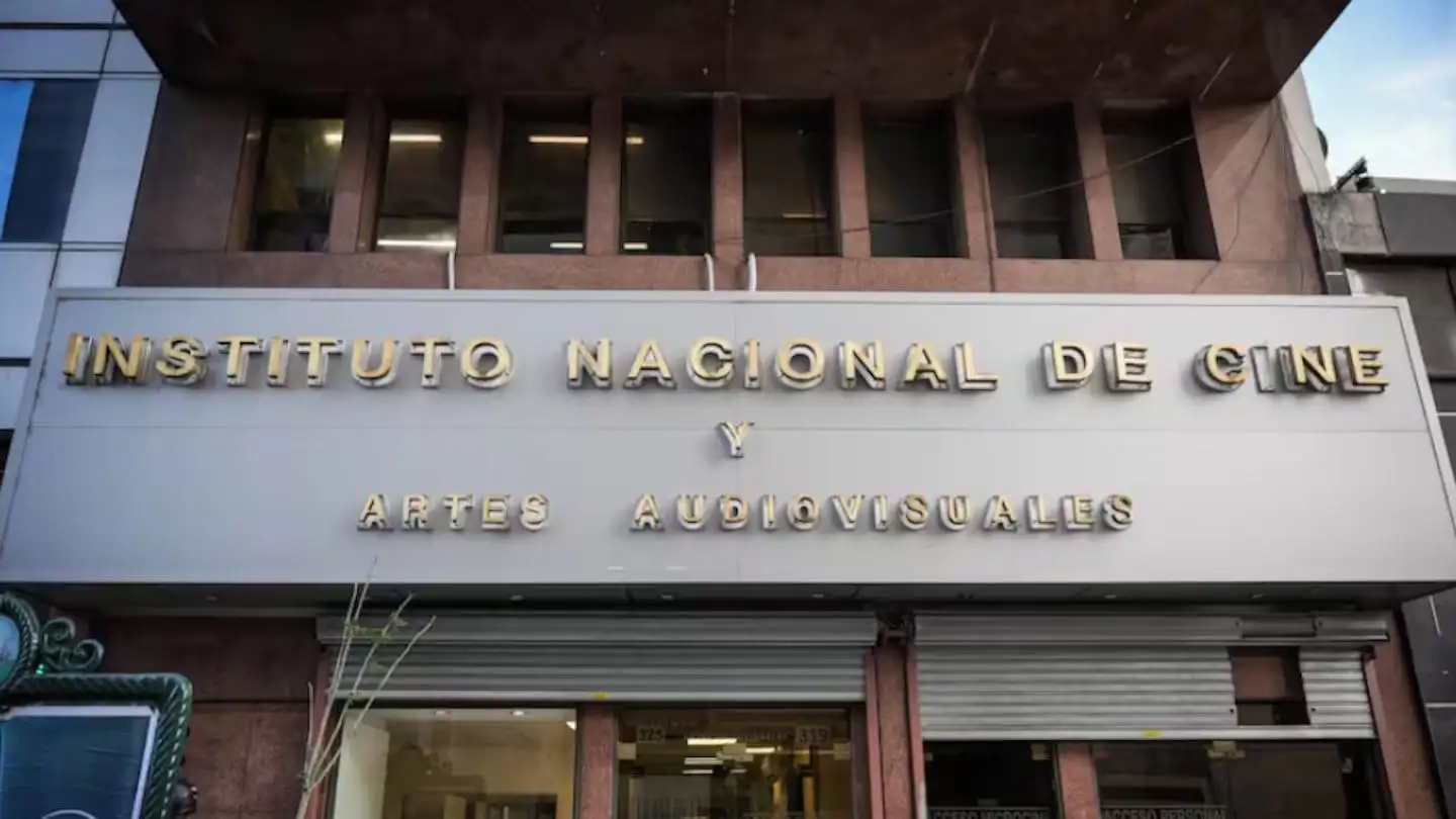 La medida fue oficializada por decreto y elimina la comisión estatal que intervenía en la clasificación de los films.