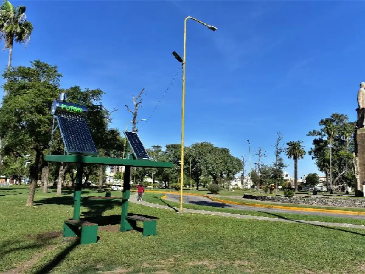 Una estación de energía solar en la plaza para agua caliente y recargar celulares