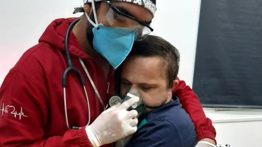 Conmovedor: un enfermero se arriesga a contagiarse de Covid para calmar a un paciente con síndrome de Down