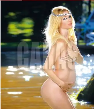 El sensual desnudo de Nicole Neumann, embarazada de cinco meses