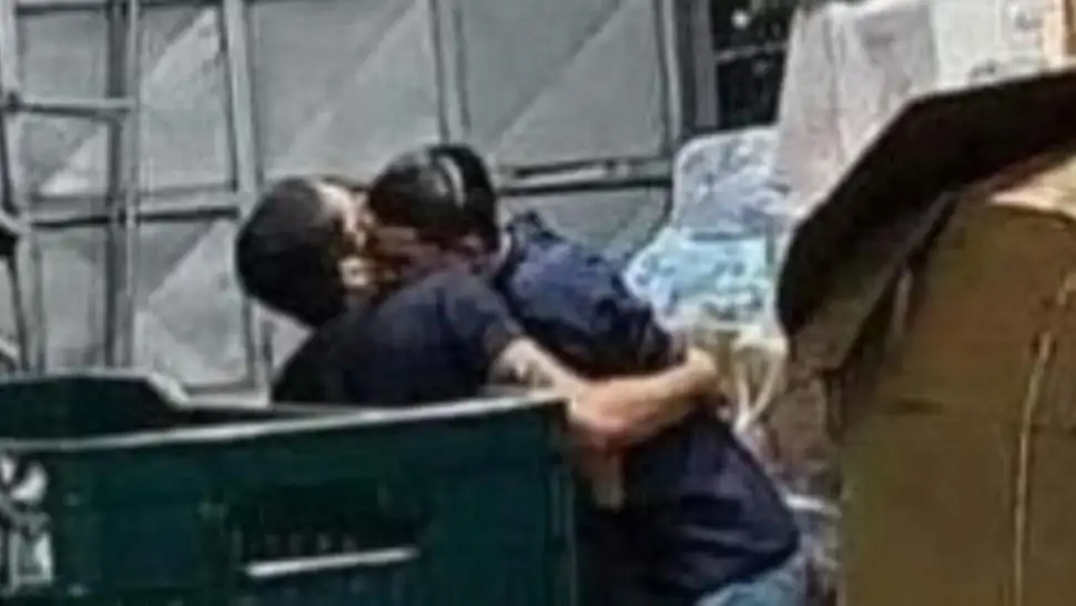 Viral: atrapó a su marido muy “mimoso” con su compañero de trabajo y lo escrachó