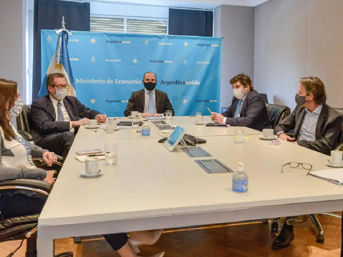 La misión del FMI se reúne hoy con la Unión Industrial Argentina