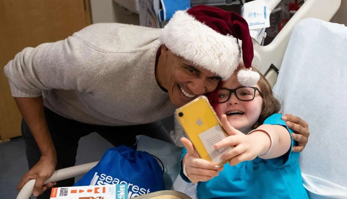 Obama se vistió de Papá Noel y visitó un hospital de niños