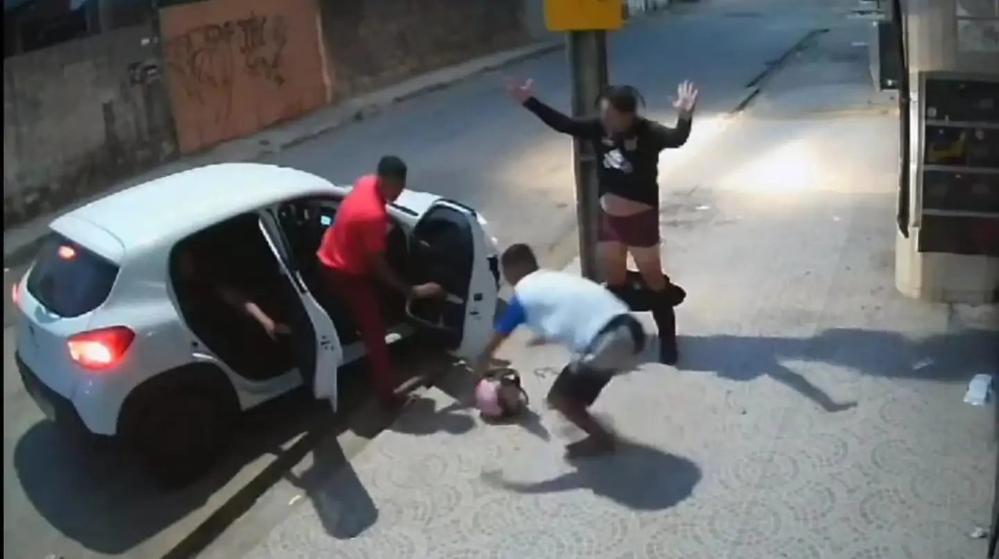 La terrible secuencia fue captada por una cámara de seguridad.